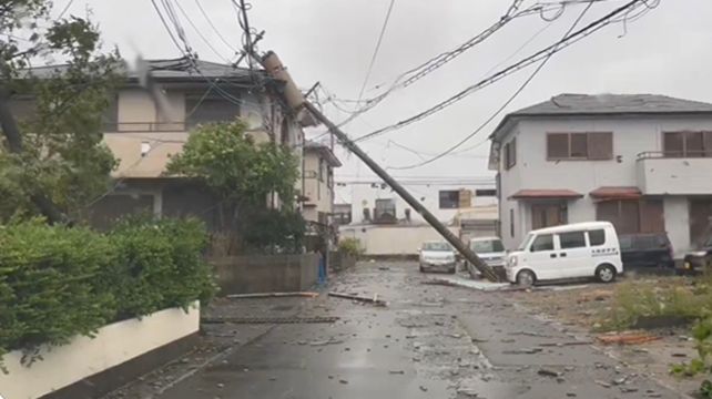 ▲▼珊珊颱風強襲九州！多地暴雨停電「電線桿砸進家裡」　39傷1人失蹤。（圖／翻攝X）