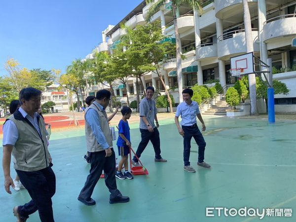 ▲台南市長黃偉哲，28日上午偕同教育局長鄭新輝及衛生局長李翠鳳，前往省躬國小關心及視察學校各項防疫措施落實情形，並慰勉師長辛勞。（圖／記者林東良翻攝，下同）