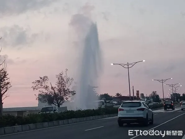 ▲拖板車撞斷南下側800管線排氣閥。（圖／記者陳崑福翻攝）