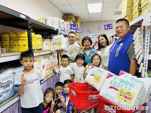 ▲▼ 冠軍國際生醫抵「嘉」捐贈愛心物資 傳遞愛與溫暖  。（圖／嘉義縣政府提供）