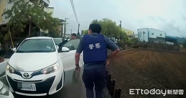 ▲▼租賃車變移動軍火庫！臭屁嫌想掏上膛槍　警喊3秒「給你機會」奏效。（圖／記者許權毅翻攝）