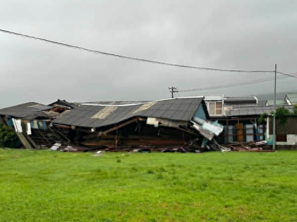 ▲▼珊珊颱風強襲九州！多地暴雨停電「電線桿砸進家裡」　39傷1人失蹤。（圖／翻攝X）