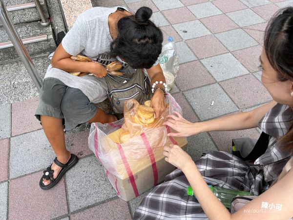 ▲▼捷運北車Z2出口賣愛心手工麥芽糖餅。（圖／部落客陳小可提供）