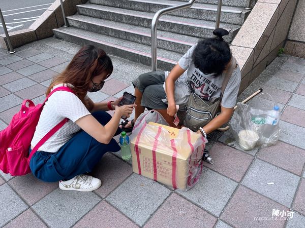 ▲▼捷運北車Z2出口賣愛心手工麥芽糖餅。（圖／部落客陳小可提供）