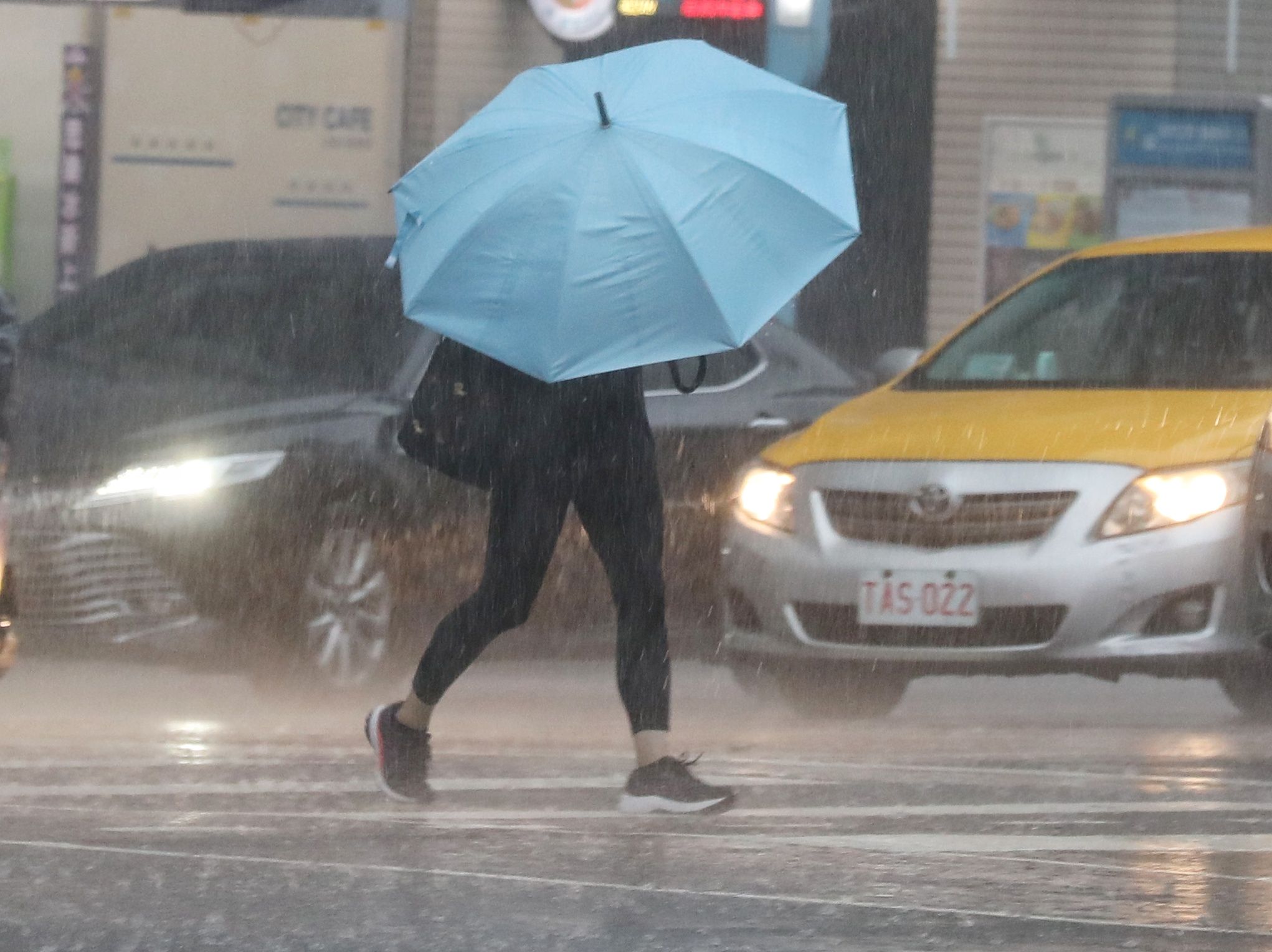 ▲▼大雷雨 午後雷雨 天氣 路上行人。（圖／記者屠惠剛攝）