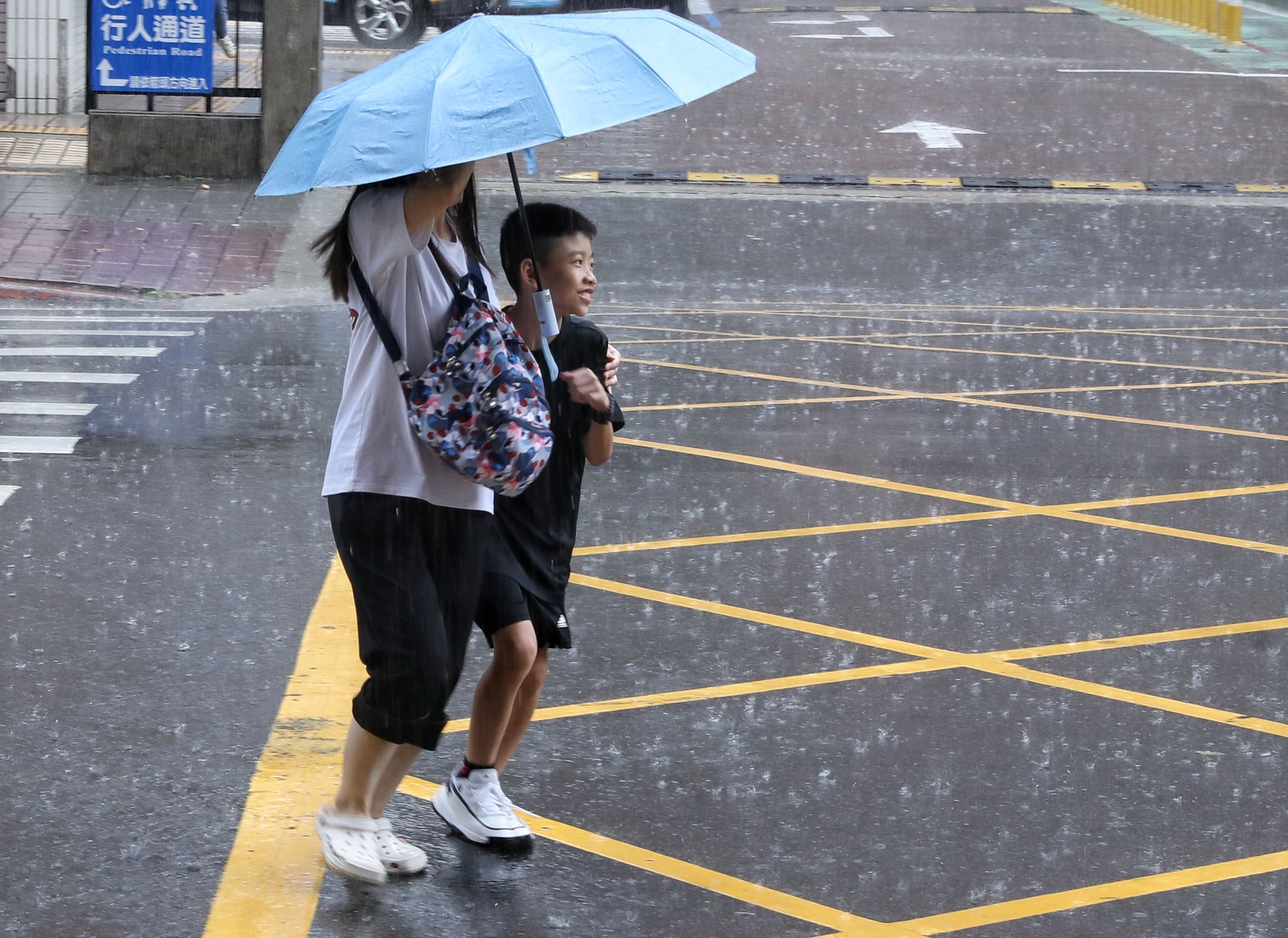 ▲▼大雷雨 午後雷雨 天氣 路上行人。（圖／記者屠惠剛攝）