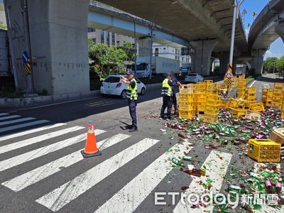 驚險！高雄大車轉彎近百籃「空酒瓶噴飛」　滿地碎片畫面曝