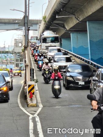 ▲▼ 忠孝橋修復中，所有20噸以上大車禁止通行，卻仍有2大車硬闖，警方將嚴格取締            。（圖／記者戴上容翻攝）