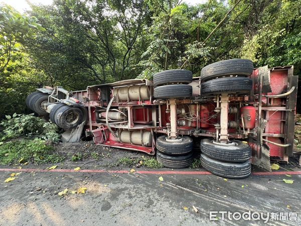 ▲▼砂石車駕駛新手馮男，疑似路況不熟，在彎道失控翻覆。（圖／記者陸運陞翻攝）