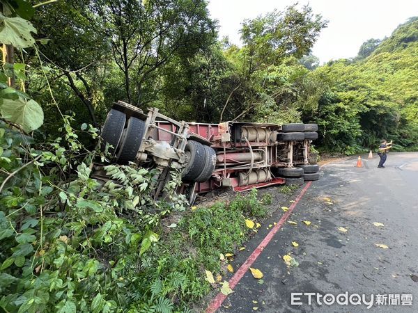 ▲▼砂石車駕駛新手馮男，疑似路況不熟，在彎道失控翻覆。（圖／記者陸運陞翻攝）