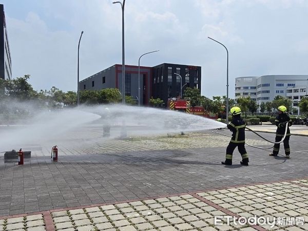 ▲台南市消防局第六救災救護大隊，29日上午11時在安南區新吉工業區服務中心，辦理企業義消成軍儀式及搶救演練。（圖／記者林東良翻攝，下同）