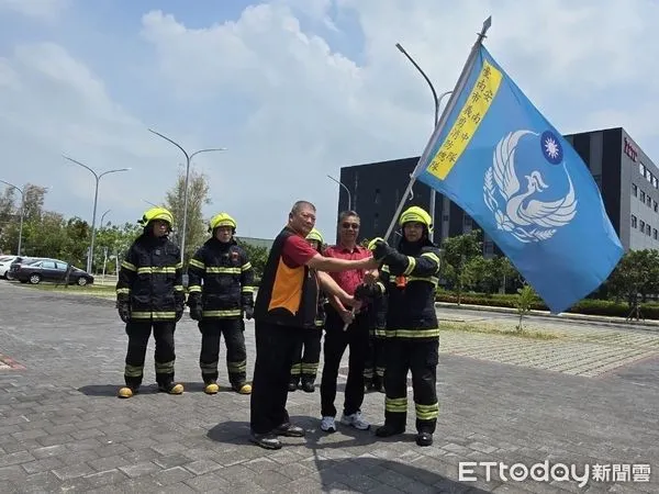 ▲台南市消防局第六救災救護大隊，29日上午11時在安南區新吉工業區服務中心，辦理企業義消成軍儀式及搶救演練。（圖／記者林東良翻攝，下同）