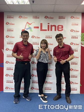 ▲台南市消防局第三大隊與A-Line Radio廣播電台合作，舉辦防火宣導活動，由組長曾志強、副中隊長謝浩銘前往電台，在A-Line Radio台長邱曉婷指導協助下完成製播。（圖／記者林東良翻攝，下同）