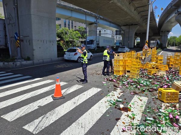 ▲▼恐怖血滴子！高雄大車轉彎「空酒瓶噴飛」碎滿地　驚險畫面曝。（圖／記者吳世龍翻攝）