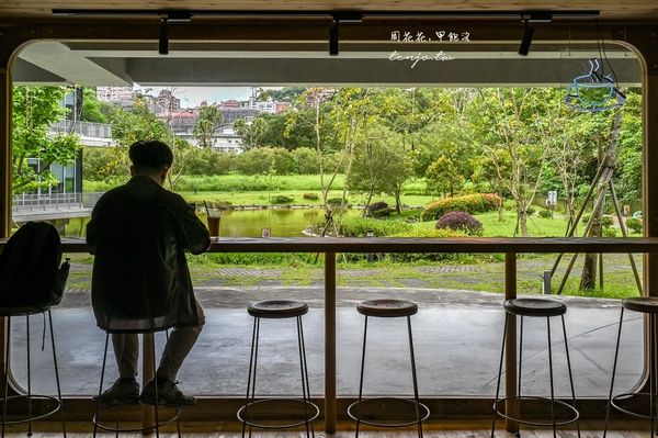 ▲▼小廢墟風咖啡廳，政大達賢圖書館旁湖畔咖啡店。（圖／部落客周花花提供）