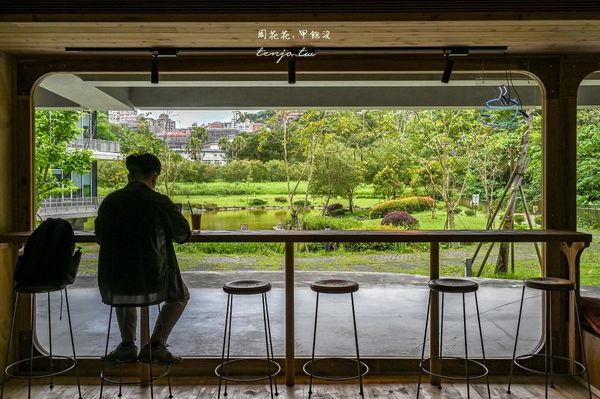 ▲▼小廢墟風咖啡廳，政大達賢圖書館旁湖畔咖啡店。（圖／部落客周花花提供）