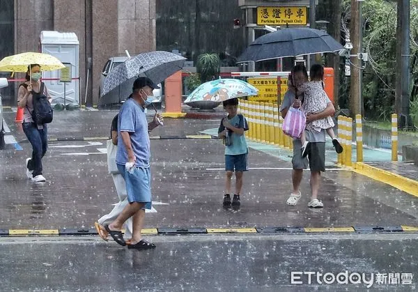 ▲▼大雷雨 午後雷雨 天氣 路上行人。（圖／記者屠惠剛攝）