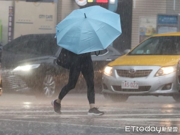 ▲▼大雷雨 午後雷雨 天氣 路上行人。（圖／記者屠惠剛攝）