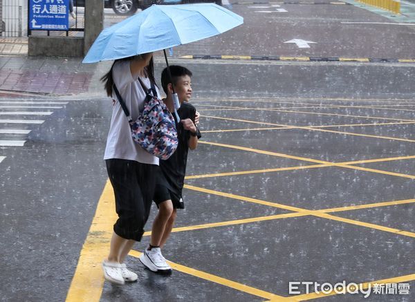 ▲▼大雷雨 午後雷雨 天氣 路上行人。（圖／記者屠惠剛攝）