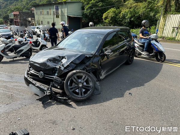 ▲▼監視器拍下莊男酒駕衝到對向車道，撞休旅車車尾，再波及一部機車             。（圖／記者陳以昇翻攝）