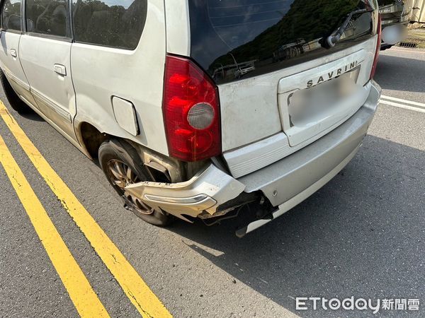 ▲▼監視器拍下莊男酒駕衝到對向車道，撞休旅車車尾，再波及一部機車             。（圖／記者陳以昇翻攝）