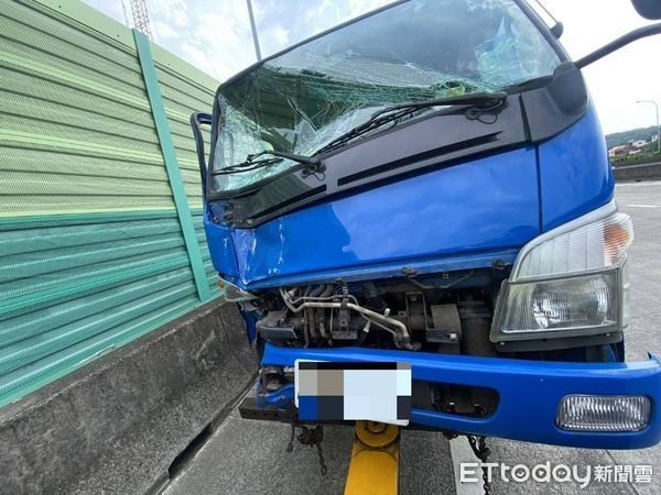 ▲國道1號銅鑼下午發生2起、8車碰撞事故，其中1名駕駛還乘機落跑。（圖／記者楊永盛翻攝）