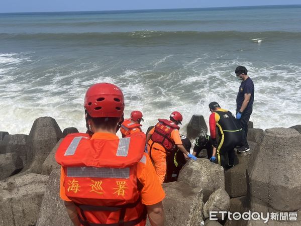 ▲新北男失聯，警消發現人卡在消波塊中以明顯死亡。（圖／記者郭世賢翻攝，下同）