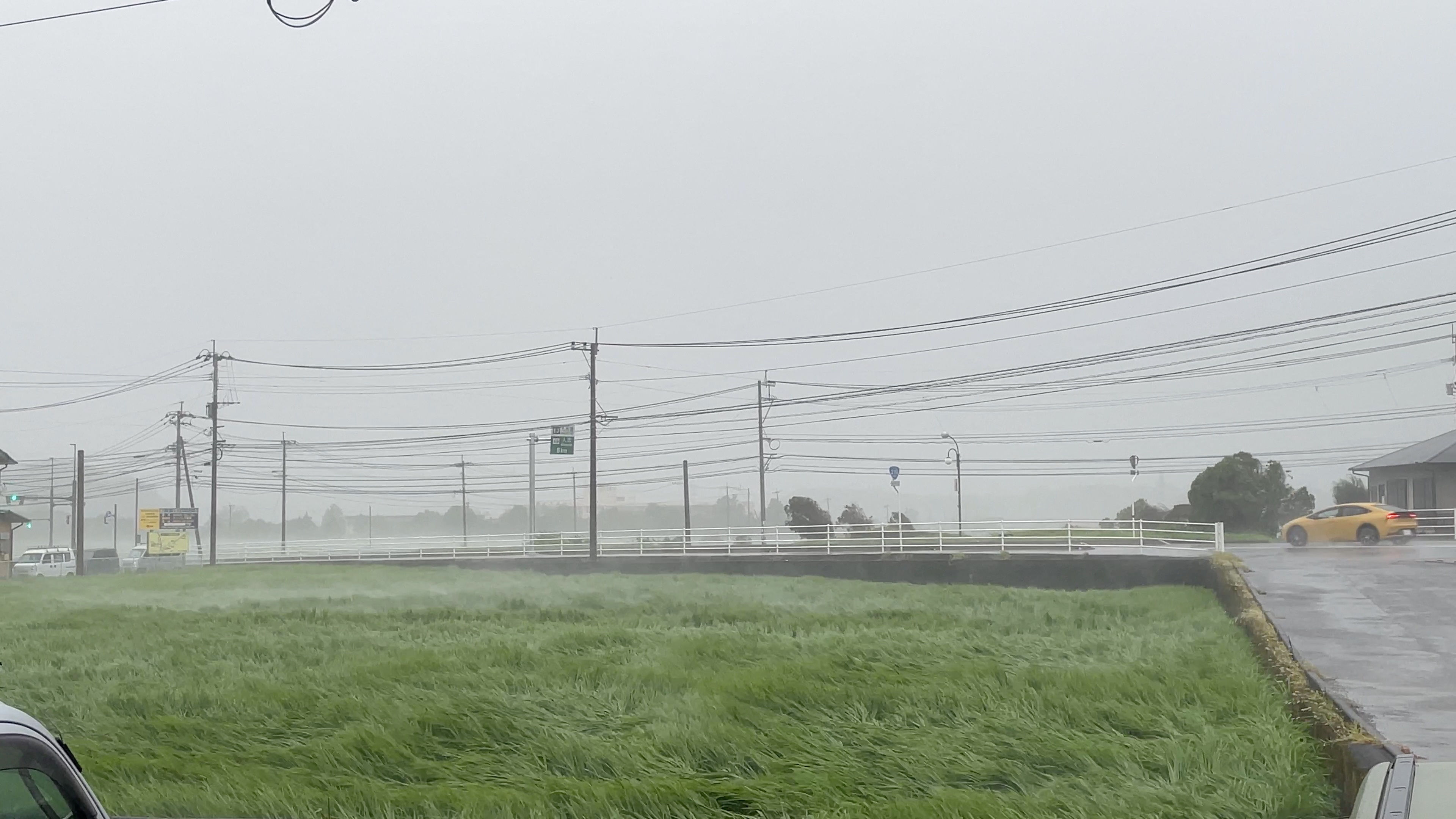 ▲▼ 珊珊颱風侵襲日本，出現大風大雨，農田被淹沒。（圖／路透）