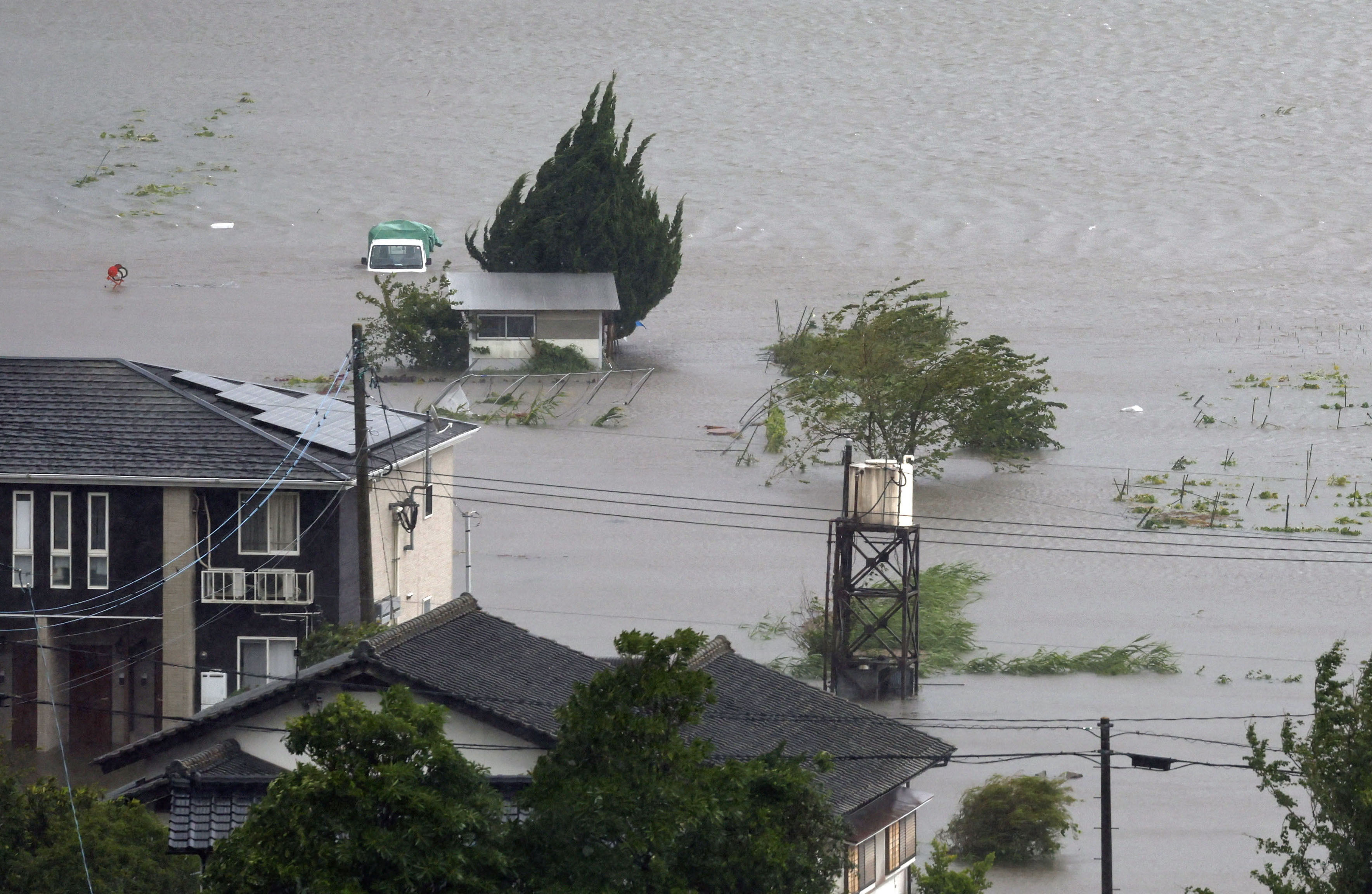 ▲▼ 珊珊颱風侵襲日本，出現大風大雨，農田被淹沒。（圖／路透）