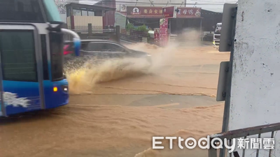 時雨量77.5毫米！南投名間馬路淹成黃河　機車騎士孤困水中