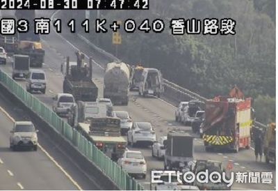 快訊／國3香山交流道北上槽車撞5轎車　   4人送醫、交通受阻中