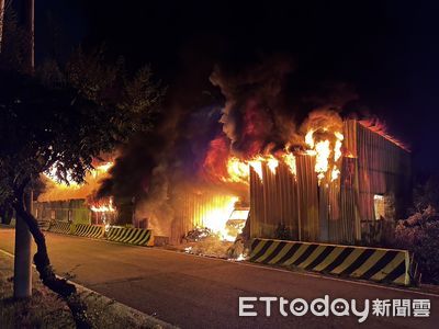 快訊／台中潭子鐵皮屋凌晨大火「全面燃燒」！火舌延燒隔壁倉庫