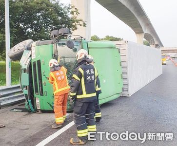 快訊／國1機場系統貨櫃車翻覆占3車道...駕駛不治　回堵8公里