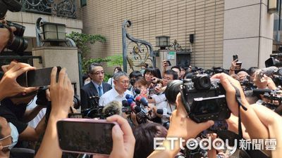 柯文哲轟「史上首位在野黨主席住家遭搜索」　與陳佩琪搭座車赴廉政署