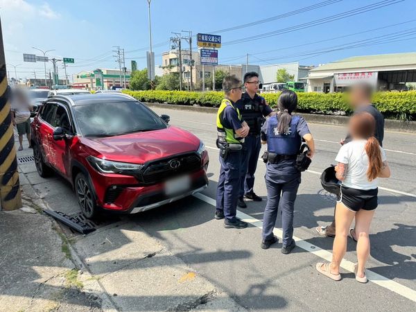 ▲▼行車爆糾紛！高雄男下車嗆聲反遭轎車「來回輾2次」，驚悚畫面曝。（圖／翻攝黑色豪門企業）