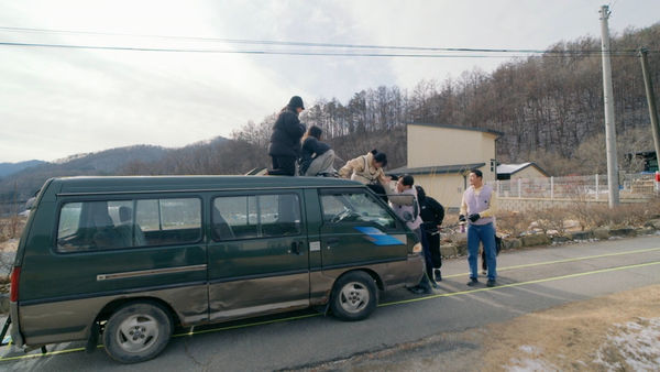 ▲▼ Dex偷走少女心有罪！「把懼高女工作人員抱下車」全場都心動了。（圖／翻攝自Disney+）