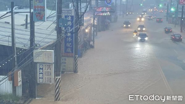 ▲台3線名間交流道附近路段變成滾滾黃河。（圖／翻攝「南投人聊天室2.0」臉書社團）