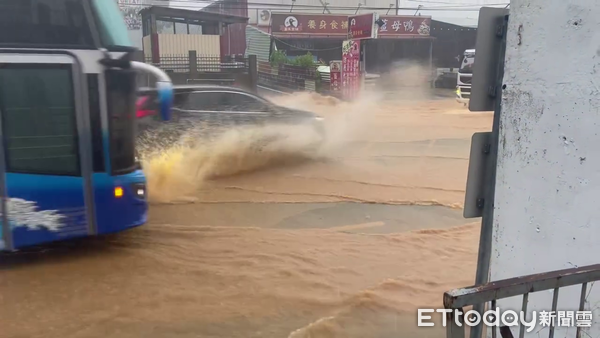 ▲台3線名間交流道附近路段變成滾滾黃河。（圖／熱心民眾吳先生提供，下同）