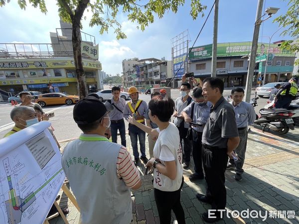 ▲立委陳亭妃偕同長興里李茂德里長，邀集台電公司與台南市水利局、工務局至現場會勘，務必在11月底完成所有箱涵興建工程早日完工，才能避免過長的交通黑暗期造成民眾不便。（圖／記者林東良翻攝，下同）