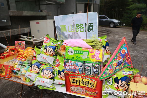 ▲南投縣政府於農曆7月尾聲普渡好兄弟，前往集集大山電視轉播站拜「蘆筍」祈求「路順」。（圖／南投縣政府提供）
