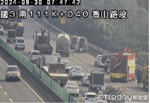 ▲國道3號北上香山交流道出口前，發生槽車跟5輛轎車碰撞事故，至少造成4人受傷送醫。（圖／翻攝高速公路1968）