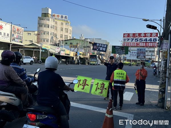 ▲開學日，里港警分局執行交通疏導勤務            。（圖／記者陳崑福翻攝）