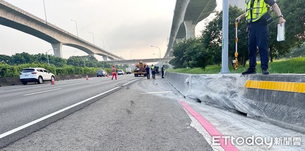 ▲國道桃園機場系統北上52.5公里處今天清晨發生貨櫃車翻覆事故，警方發現擦撞路肩痕跡。（圖／記者沈繼昌翻攝）