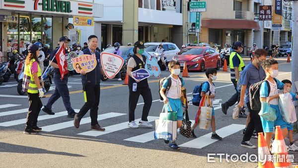 ▲台南市警局於2024年第1學期開學首日啟動「護童專案」勤務，各分局針對轄內214所國小結合民力及志工加強維護學童上學安全。（圖／記者林東良翻攝，下同）