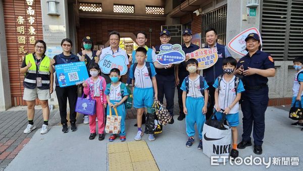 ▲台南市警局於2024年第1學期開學首日啟動「護童專案」勤務，各分局針對轄內214所國小結合民力及志工加強維護學童上學安全。（圖／記者林東良翻攝，下同）