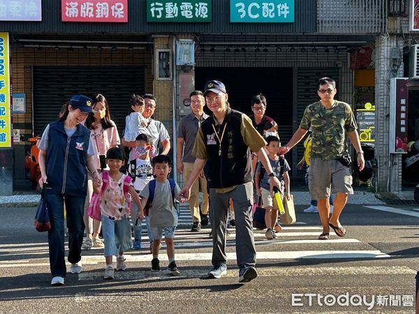 ▲台南市警局於2024年第1學期開學首日啟動「護童專案」勤務，各分局針對轄內214所國小結合民力及志工加強維護學童上學安全。（圖／記者林東良翻攝，下同）