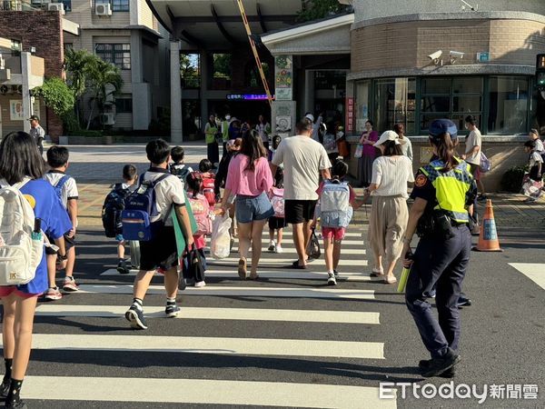 ▲台南市警局於2024年第1學期開學首日啟動「護童專案」勤務，各分局針對轄內214所國小結合民力及志工加強維護學童上學安全。（圖／記者林東良翻攝，下同）