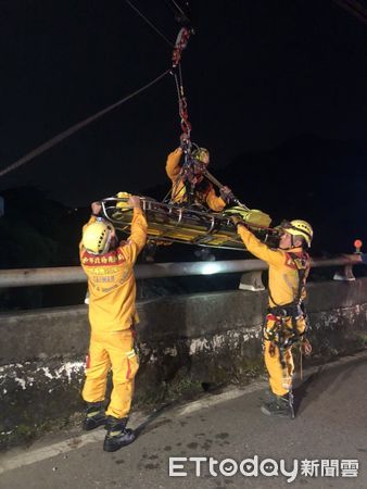 ▲▼一名機車男子夜飆136線摔落10m深山谷，靠著Apple Watch報案獲救。（圖／民眾提供，下同）