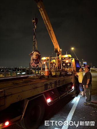 ▲▼「二師兄別亂跑!」霧峰警化身黑悟空，在台74線圍捕抓豬。（圖／警方提供，下同）