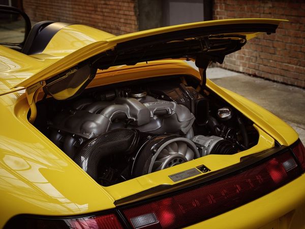 這款獨特的 911 Speedster 搭載源自 911 Carrera RS （993）的引擎、底盤、轉向和煞車系統，完美承襲其純正的賽道血統。